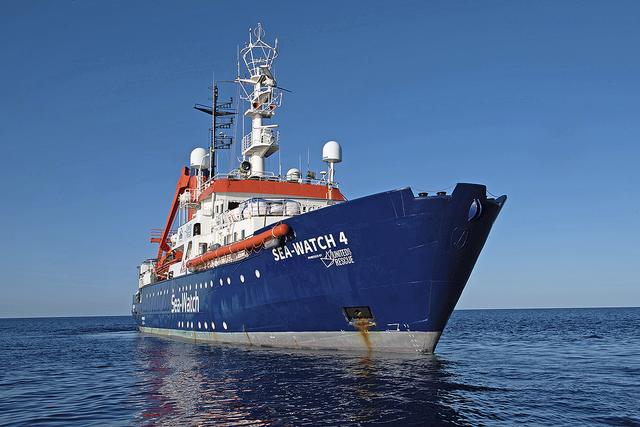 Mit diesem Schiff retten die Ehrenamtlichen Menschen vor dem Tod durch Ertrinken
 | Foto: Chris Grodotzki