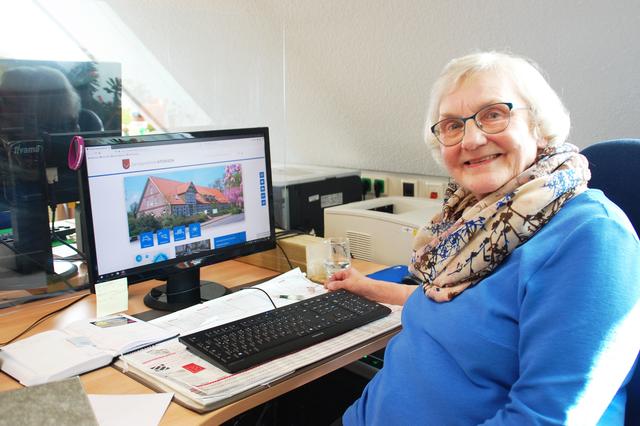 Die Apensener Gleichstellungsbeauftragte Elke Breucker-Fehring an ihrem Schreibtisch
im Rathaus in Apensen