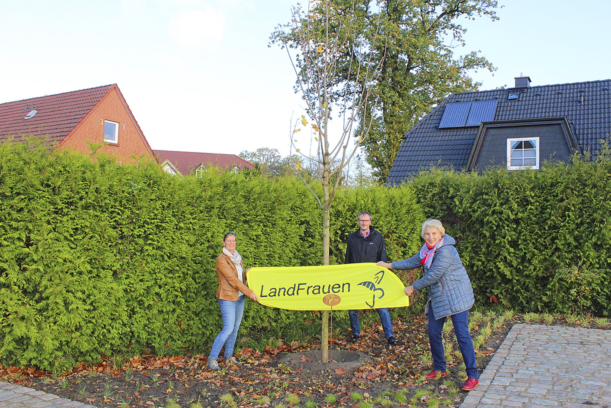 Landfrauen spenden zum Jubiläum: Ein Baum fürs Rathaus in Nenndorf ...