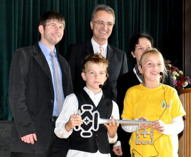 Jonas und Lotta, die ersten Schülersprecher der IGS bei der Schuleröffnungsfeier am 5.11.2010 mit dem damaligen Bürgermeister Andreas Rieckhof | Foto: IGS Stade