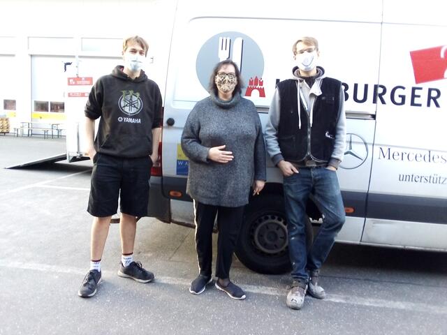 Claudia Hälk mit Lukas und Florian (li.) von der Hamburger Tafel, die ihr beim Verladen der gespendeten Lebensmittel helfen | Foto: Hälk