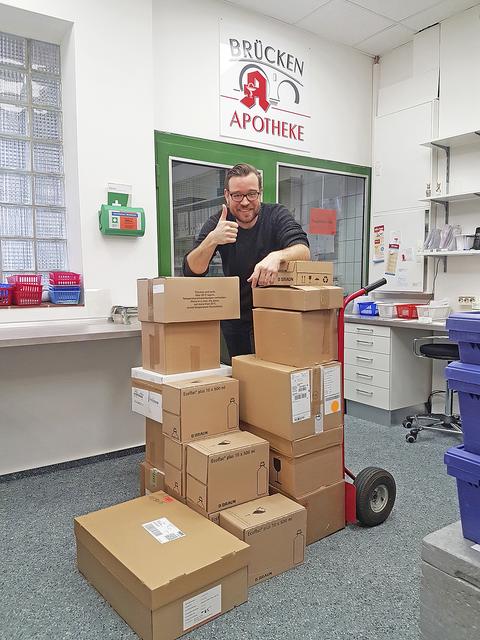 Der Buxtehuder Apotheker Alexander Stüwe organisiert von der Estestadt aus die
Versorgung der Apotheken auf den Hilfsschiffen