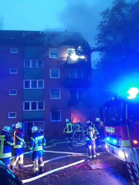 Um eventuelle Glutnester zu entdecken, gelangte die Feuerwehr über die Drehleiter in andere Wohnungen