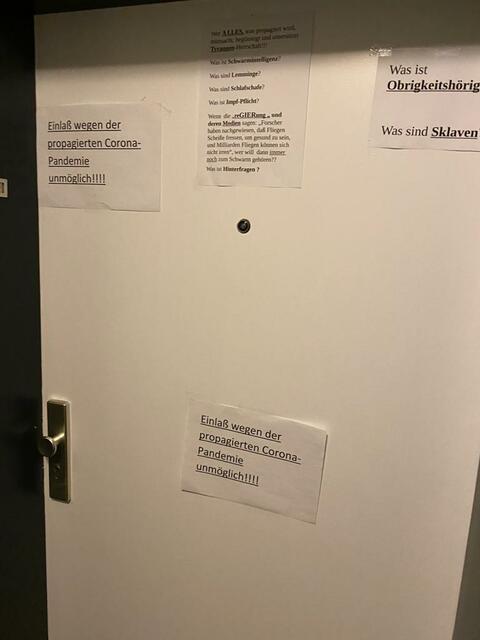 Der Verstorbene plakatierte in der Vergangenheit regelmäßig seine Haustür mit Parolen zur Corona-Pandemie | Foto: Seiler