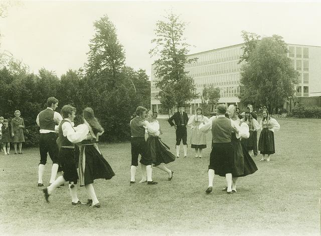 Nicht wegzudenken aus der regionalen Geschichte:
der Volkstanz. Vergnügt drehte sich diese Gruppe 1971 auf dem Schlossplatz in Winsen | Foto: Volkstanzkreis Winsen