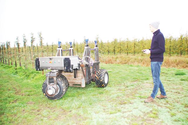 Ferngesteuert per Konsole bewegt Alexander Kammann das 700 Kilo schwere Fahrzeug in der Obstplantage
