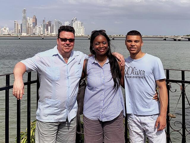 Markus, Michele und Pablo Broszio (v. l.) vor der Skyline von Panama-Stadt, bei dieser Behörde wurde der neue Pass für Pablo ausgestellt
