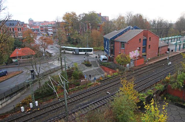 So sieht der Bereich heute aus: Der Bahnübergang ist längst verschwunden. Stattdessen wurde dort eine Unterführung für Fußgänger geschaffen  Foto: jd