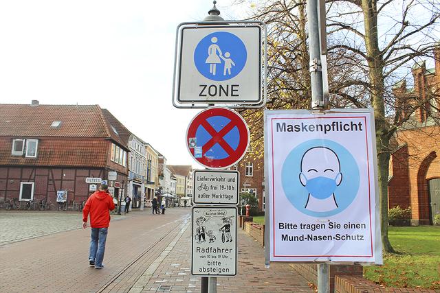 Die Schilder sind nicht zu übersehen