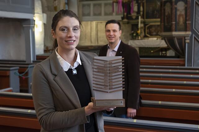 Freuen sich über die Auszeichnung für den Gemeindebrief: die Pastoren Alexandra Powalowski und Martin Alex in der Salzhäuser St. Johannis-Kirche