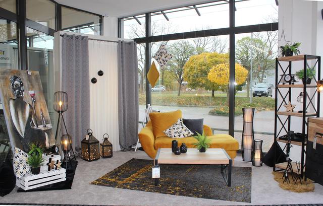 Der Teppich farblich perfekt auf das Sofa abgestimmt, Laternen und Pflanzen und stilvolle Accessoires schaffen Wohlfühlambiente | Foto: wd