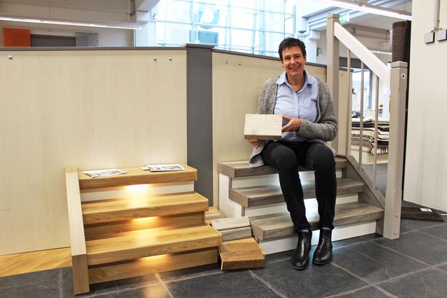 Die Treppe neu gestalten: Inhaberin Anke Christiansen mit dem neuen Treppenrenovierungssystem | Foto: wd