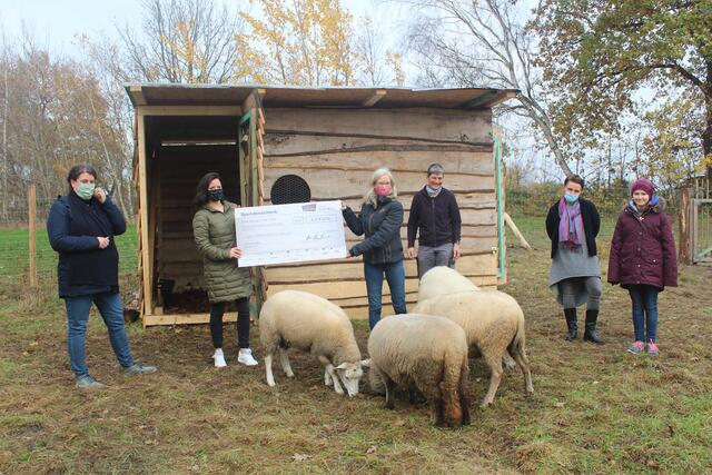 Übergabe des symbolischen Schecks von der Firma Fricke in Heeslingen: Die Mitarbeiter haben beim Spendenlauf 1.037 Euro gesammelt