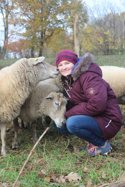 Mia Stadler beim Kuscheln mit ihren Schafen