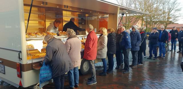Gefragt und beliebt: Die Kunstmarkt-Kekse in diesem Jahr auf dem Parkplatz Wehbers Mühle  | Foto: ig