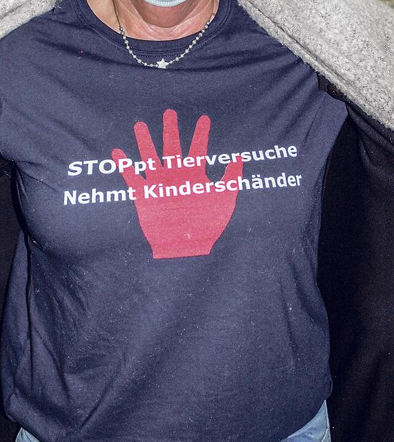 Mit diesem provozierenden Aufdruck auf ihrem T-Shirt
verfolgte die Großmutter der Jugendlichen den Prozess
in Buxtehude. Das empfanden einige Leser als skandalös