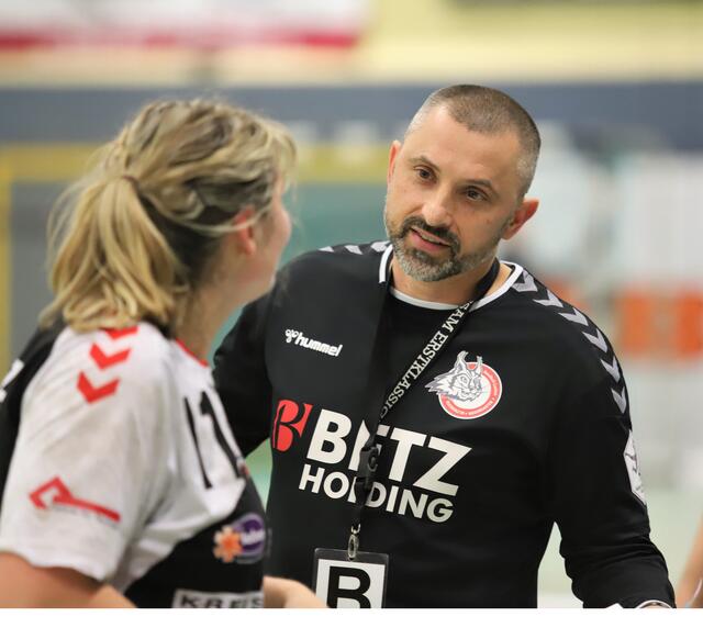 Luchse-Trainer Dubravko Prelcec im Gespräch mit Sarah Lamp | Foto: cc