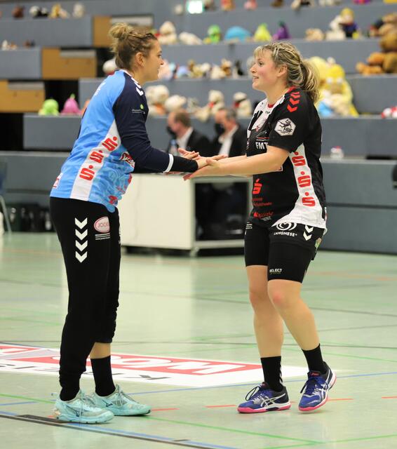 Abklatschen zwischen Luchse-Torhüterin Mareike Vogel (li.) und Sarah Lamp  | Foto: cc
