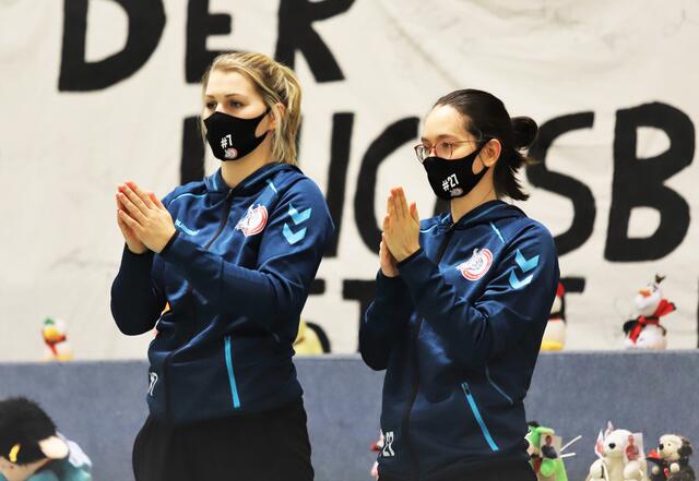 Die beiden verletzten Spielerinnen der "Luchse": Marleen Kadenbach (li.) und Melissa Luschnat applaudierten auf der Tribüne | Foto: cc