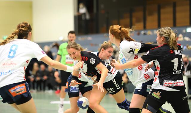 Louise Cronstedt (Mitte) greift sich den Ball zwischen drei Göppinger Gegenspielerinnen | Foto: cc