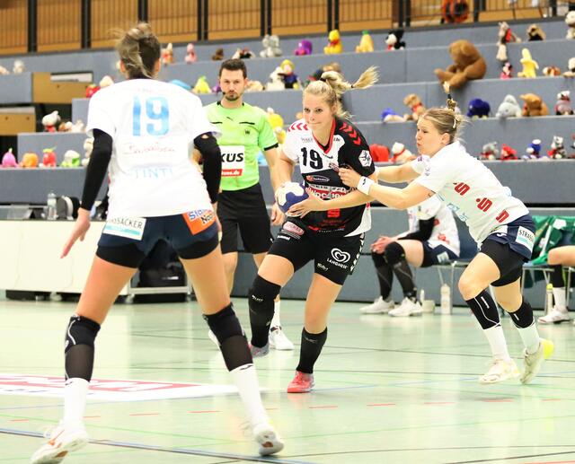Jessica Oldenburg, die insgesamt sechs Tore zum Sieg beisteuerte, im Ballbesitz | Foto: cc