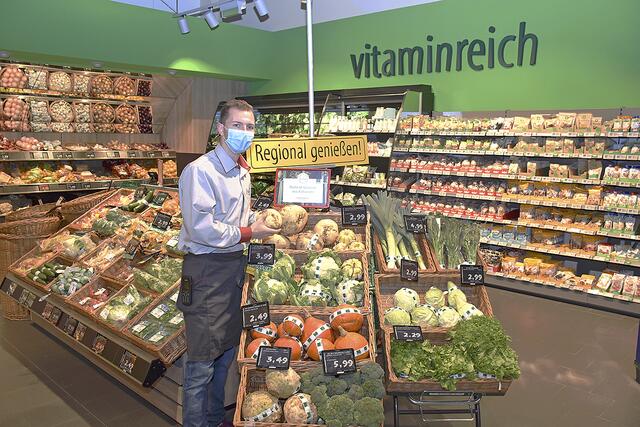 David Führer empfiehlt die vielen landwirtschaftlichen Produkte aus der Region  | Foto: Axel-Holger Haase