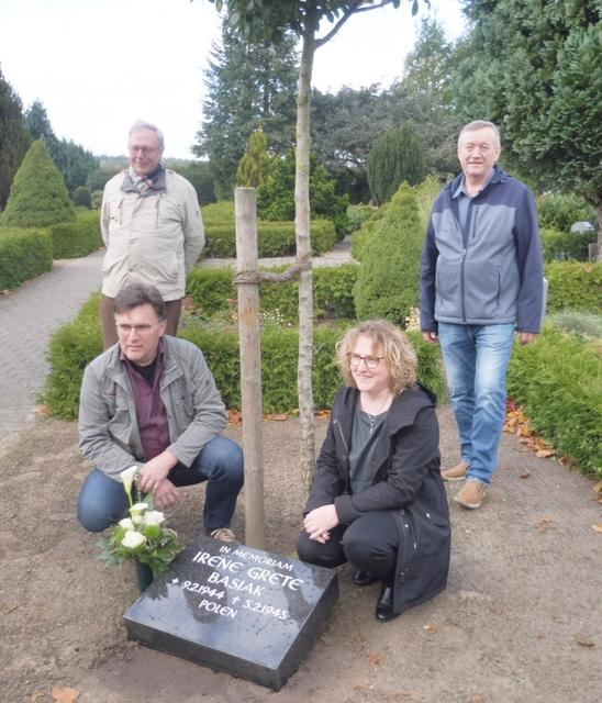 Schon Ende Oktober wurde der Kissenstein in Essel für das verstorbene Kind einer Kriegsgefangenen platziert. Das Foto zeigt einige die Initiatoren Heinz Rörup (hinten li.), Hermann Ropers (hinten re.) und Debbie Bülau sowie Lokalpolitiker Ernst Wilhelm Cordes | Foto: Bülau