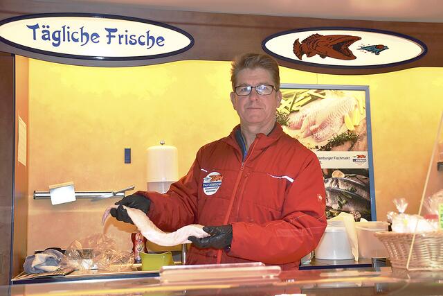Lutz Koetke von der renommierten Firma "Meyer-Hinrichs, Fischfeinkost &amp; Räucherei" aus Bütlingen bietet dienstags und freitags jeweils von 10 bis 18 Uhr leckere und hochwertige Fischwaren vor dem "famila"-Warenhaus in dem Fischwagen an