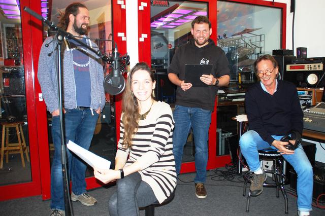Bei den Märchen-Aufnahmen (v.li.): Nick Reinartz, Jasmin Antic, Hanke Blendermann und Peter Schmidt | Foto: sla