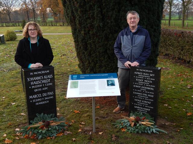 Debbie Bülau und Hermann Ropers mit den Stelen und der Infotafel auf dem Friedhof in Aspe | Foto: Bülau