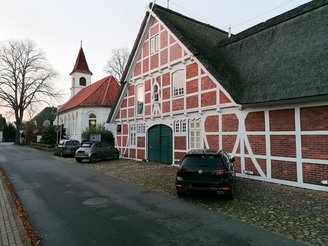 In diesem Gebäude will die Stadt das Coworking Space
etablieren. Die Kapelle dahinter soll für Veranstaltungen genutzt werden können Foto: thl