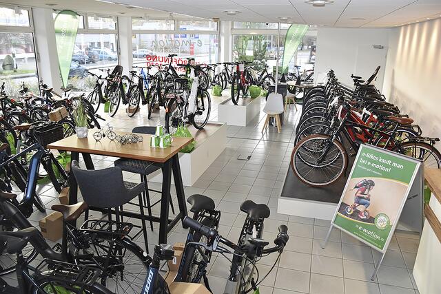 Im Showroom findet der Interessent eine große Modell- und 
Markenvielfalt an E-Bikes, die übersichtlich präsentiert wird | Foto: Axel-Holger Haase