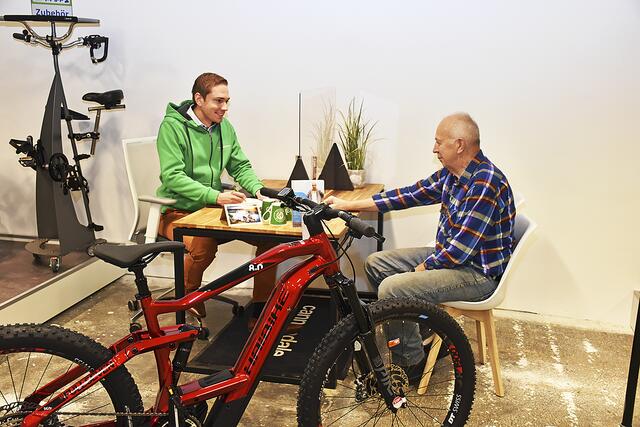 Sören Godejohann (li.) berät einen Kunden  über das gewünschte E-Bike | Foto: Axel-Holger Haase
