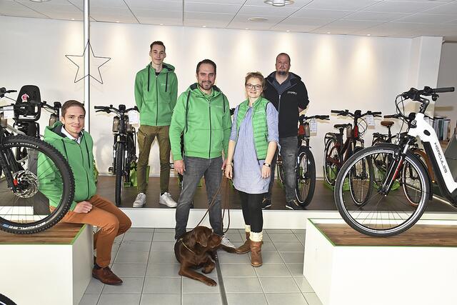 Das Team von "e-motion e-Bike Welt Nordheide" (v.li.): Sören Godejohann (Verkauf), Frederic Bode (Serviceaushilfe), Denis und Sandra Struwe (Inhaber) und Lars Pashley (Technik) sowie Wachhund "Bootsmann"  | Foto: Axel-Holger Haase