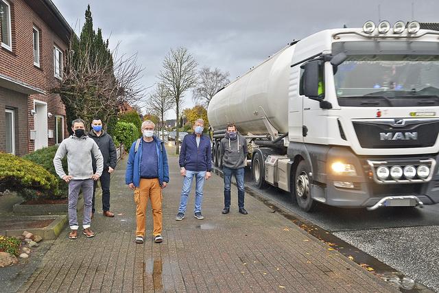 Lkw rauschen dicht an den Häusern vorbei (v.li.): Frank Grundmann, Remo Breitsprecher, Jens Hardel, Horst Diercks und Heinrich Bargsten setzen sich für eine ruhigere Straße "Im Sande" ein Fotos: sc
