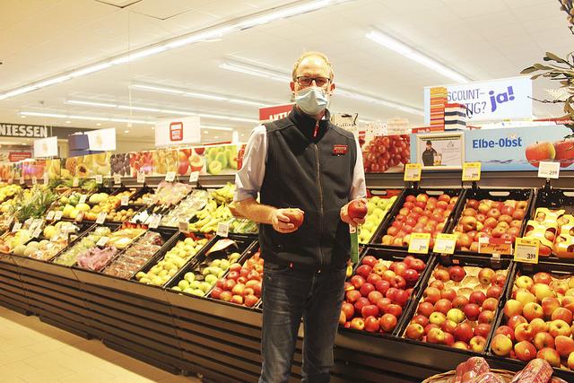 Hartmut Huber in der Obst- und Gemüseabteilung mit Äpfeln von 
Hauschildts Obsthof aus Nottensdorf  Fotos: wd
