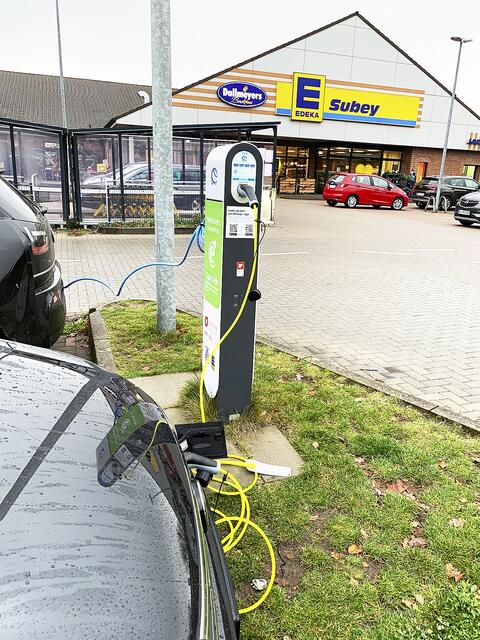 Sehr praktisch: Während des Einkaufs erfolgt das Laden  | Foto: Testfahrer