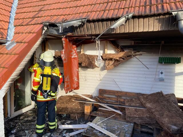 Der in Brand geratene Balkon am Stinnweg in Ramelsloh | Foto: Stefan Gehrmann