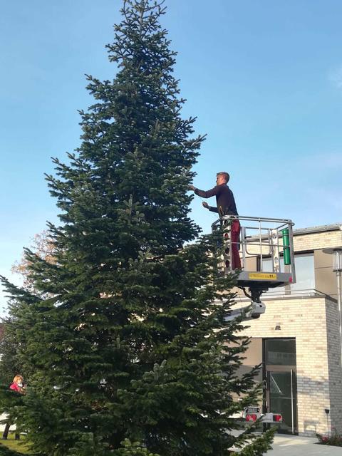 Mit einem Steiger bringt
Tobias Eisenschmidt die
Lichterketten an | Foto: Möhrmann