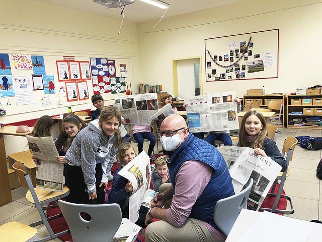 Grundschullehrer Sven Rocktäschel, den die Kinder liebevoll "Rocky" nennen, hat früher selbst als Journalist gearbeitet