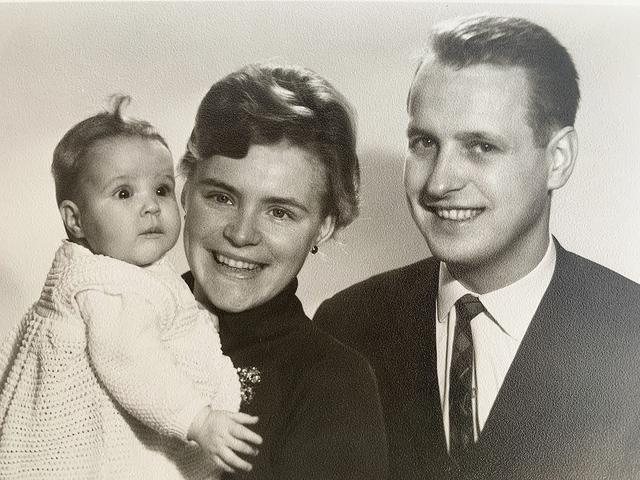 Lang ist's her: Arno und Ute Reglitzky im Jahr 1965 mit Tochter Anja  | Foto: privat