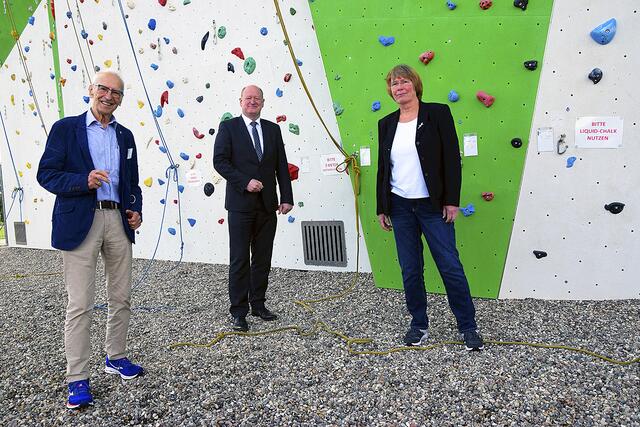 Beim Sportgipfel in diesem Jahr: die Vereinsvorsitzenden Helga Preuß (Todtglüsinger SV) und Arno Reglitzky (BW Buchholz, li.) mit Niedersachsens Finanzminister Reinhold Hilbers  | Foto: ts