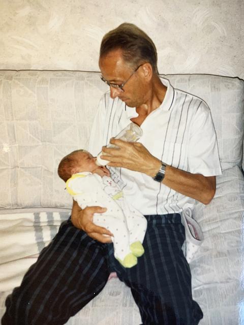 Einsatz als Großvater: Arno Reglitzky im Jahr 1990 beim Füttern seines Enkels Tim | Foto: privat