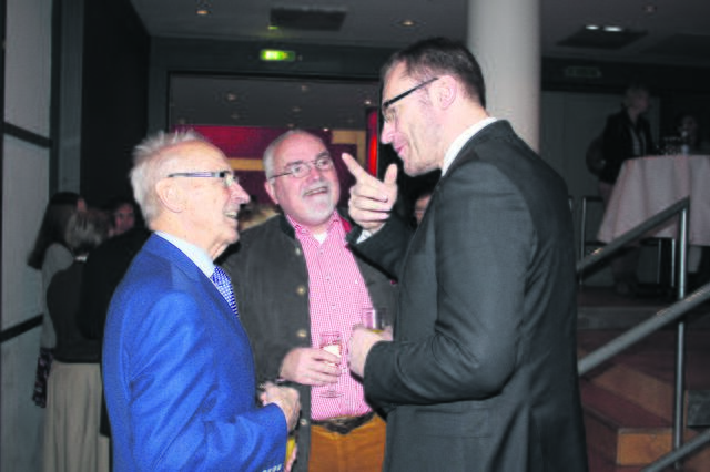 Ein Netzwerk ist wichtig: Arno Reglitzky (v. li.) im Austausch mit Lothar Hillmann (Ex-Vorsitzender TSV Buchholz 08) und Rosengartens Bürgermeister Dirk Seidler