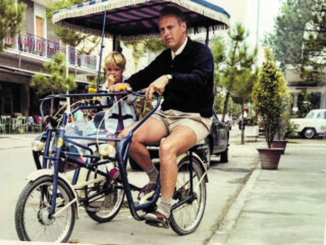 Rückblick ins Jahr 1969: Arno Reglitzky auf der Rikscha-Fahrt mit Tochter Anja