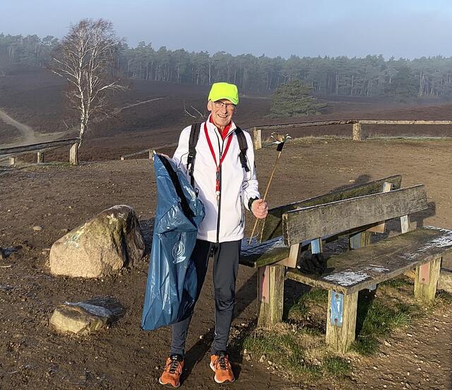 Ein Ritual: Am Neujahrsmorgen sammelt Arno Reglitzky stets Müll auf dem Brunsberg in Sprötze | Foto: BW Buchholz