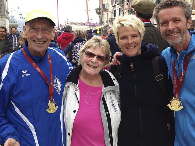 Nach einem Marathon in Venedig/Italien im Jahr 2015: (v. li.) Arno und Ute Reglitzky, Tochter Anja Karlstetter und Schwiegersohn Richard Karlstetter | Foto: privat