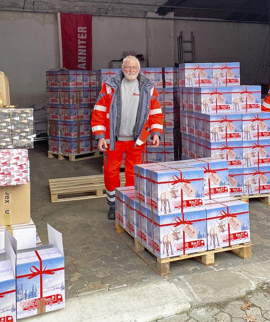 Hans-Georg Eggert freut sich über die vielen Pakete, die jedes Jahr für die "Weihnachtstrucker"-Aktion zusammenkommen   | Foto: Johanniter