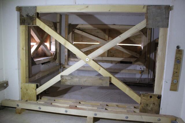 Das Gebäude wird von Innen mit Holzstreben gesichert