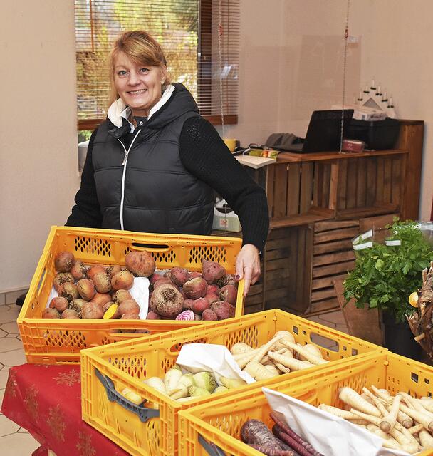 Manuela Prahl offeriert den 
Kunden saisonales Gemüse  | Foto: Axel-Holger Haase